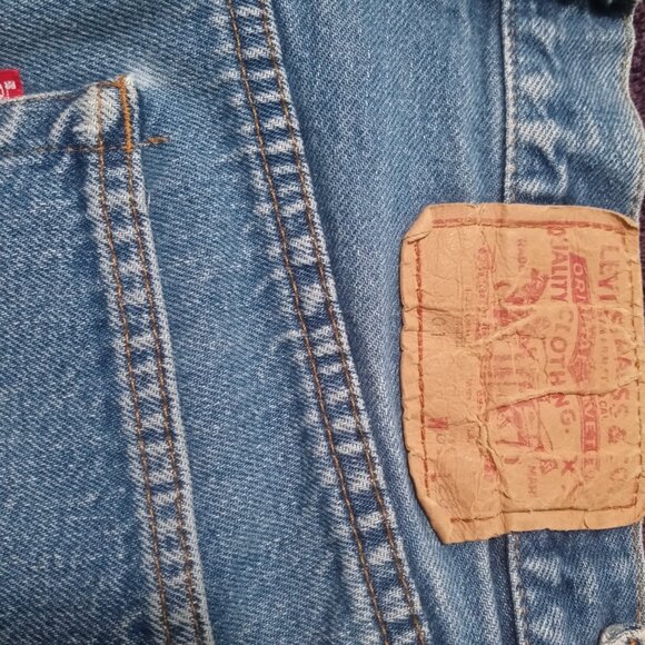 Levis Cut-off Booty Shorts - Picture 2 of 6